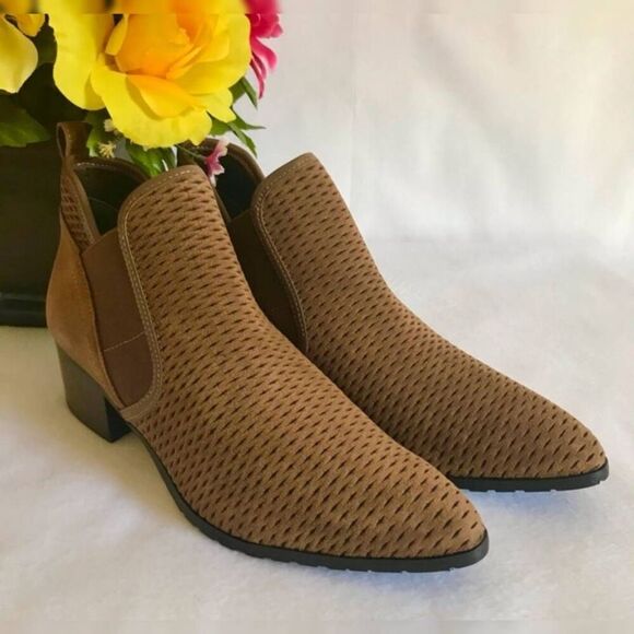 Donald Pliner Darla Brown Suede Perforated Western Chelsea Ankle Boots Booties 6 - Picture 4 of 10